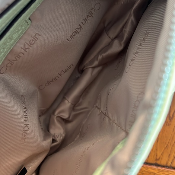 Calvin Klein shoulder bag with adjustable strap. Silver accents. - Picture 3 of 7